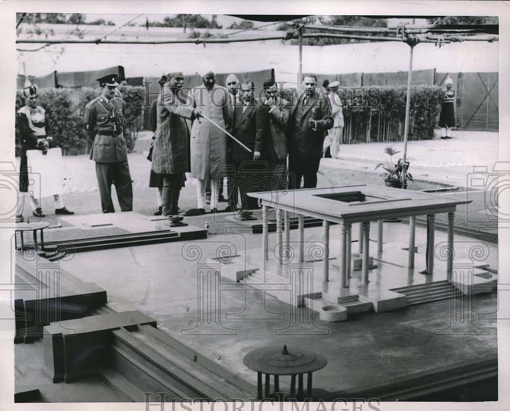 1954 Press Photo Dr Rajendra Prasad India&#39;s president, uses a white cane to - Historic Images