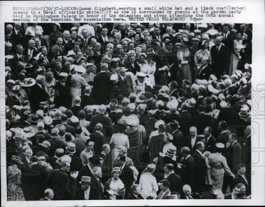 1957 Press Photo Queen Elizabeth & guests at Buckingham Palace in London - Historic Images