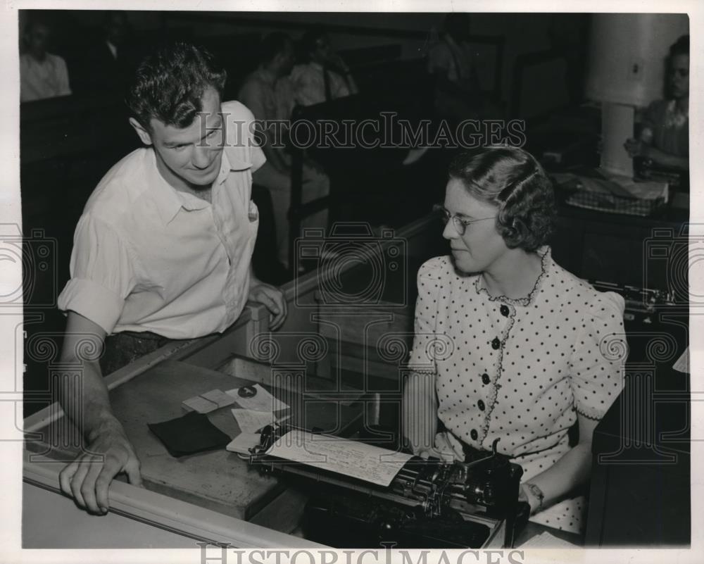 1940 Press Photo Henry Lewis &amp; Catherine Ayars at Phila. Pa Budd Apprent. school - Historic Images