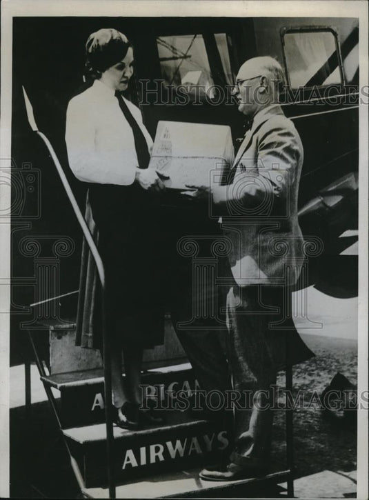 1934 Press Photo Dr E.A. Schlageter of Chicago & stewardess Nina Be;; - Historic Images