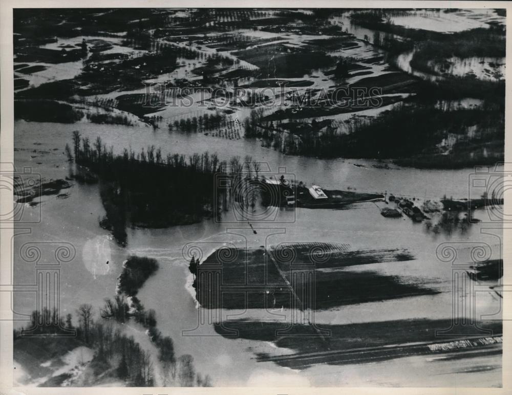 1946 Press Photo Aerial of flood waters at Eugene, Ore, from Eillamette River - Historic Images