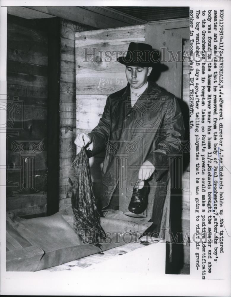 1958 Press Photo Riverdale, N.J. Funeral director A. Lee Richards &amp; crime eviden - Historic Images