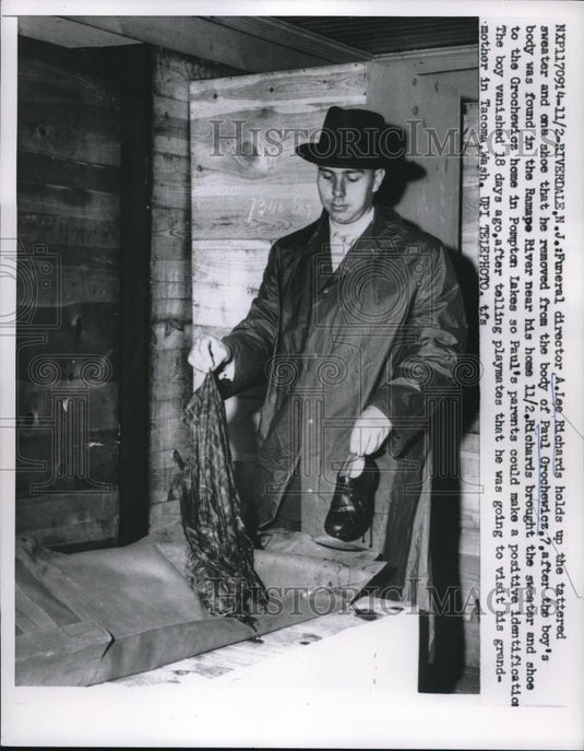 1958 Press Photo Riverdale, N.J. Funeral director A. Lee Richards & crime eviden - Historic Images
