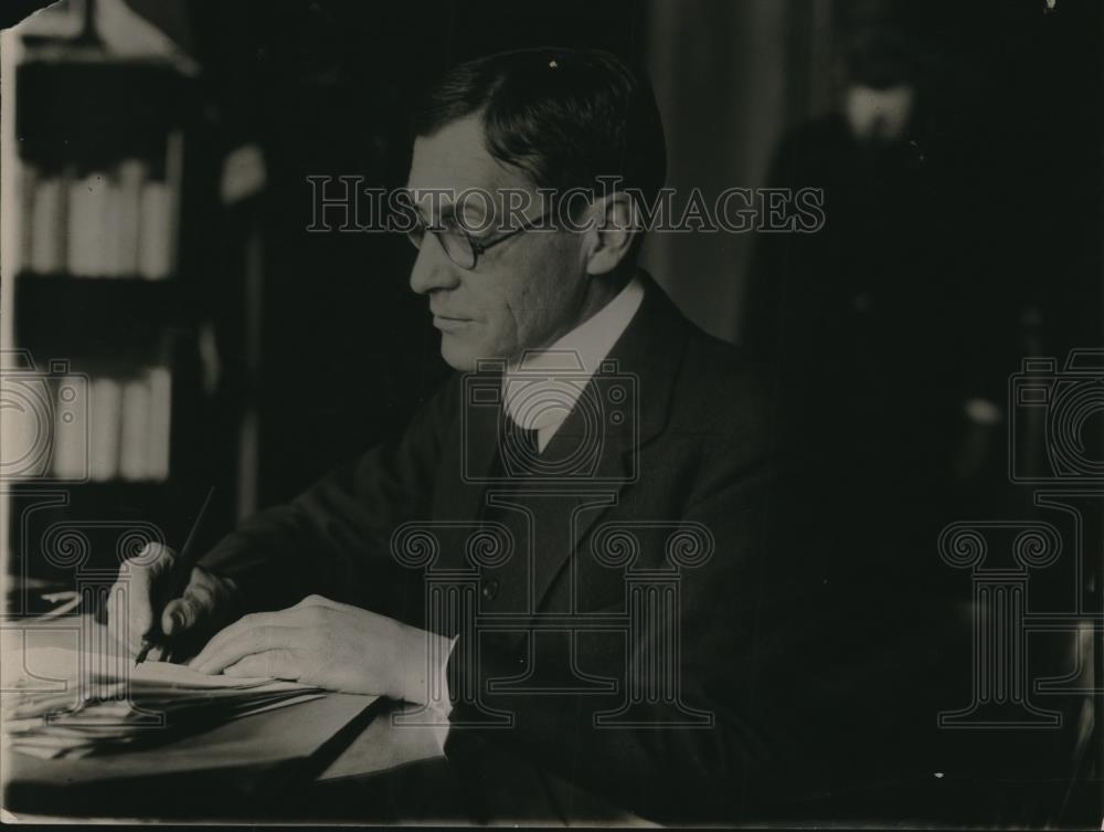 1920 Press Photo War dept man signing letters to 48 state Govenors - neb65574 - Historic Images