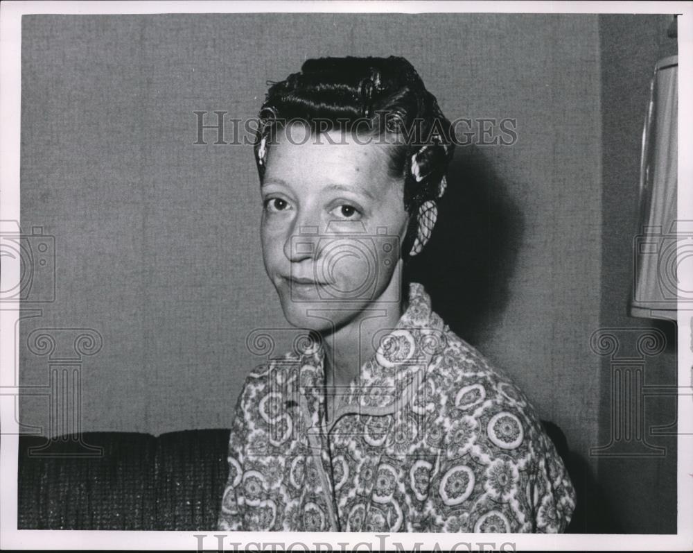 1962 Press Photo Mrs Betty Moran photographed in her office while working - Historic Images