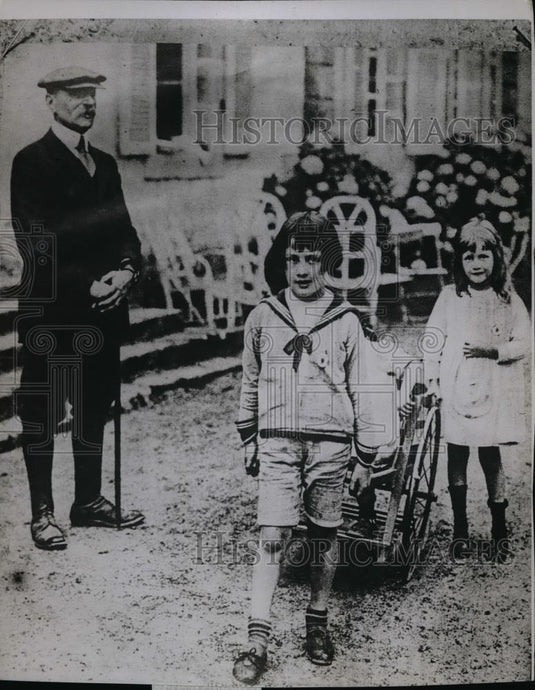 1925 Press Photo Marshal Foch playing w/ his grand children in his country place - Historic Images