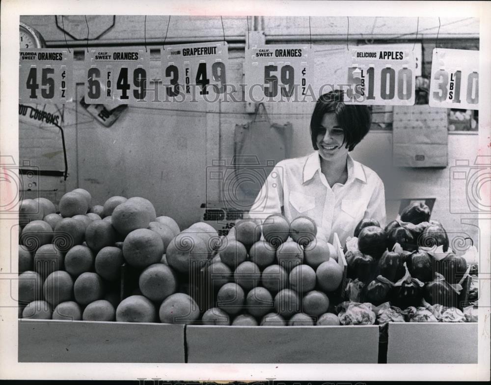 1970 Press Photo Kathy DeNova with fruit at Central market in Cleveland - Historic Images