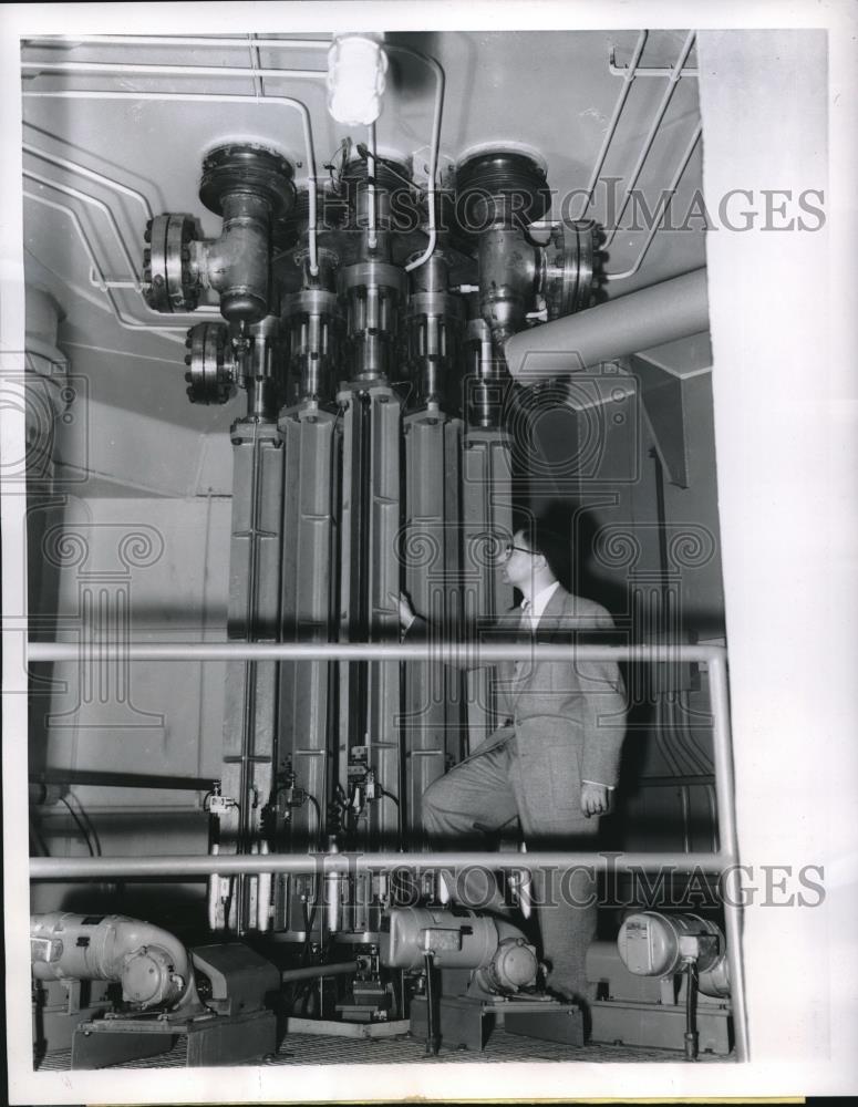 1967 Press Photo Lemont, Ill. Dr Syd Bernsen at Argonne Natl Lab water reactor - Historic Images