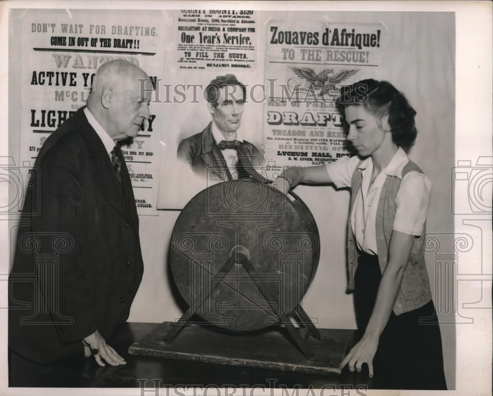 1940 Press Photo Phila.Pa Selective Service Draft, Ed Robins,Sara Bond - Historic Images