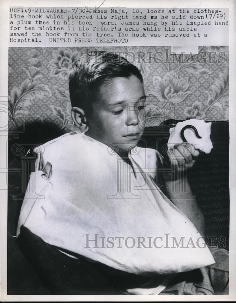 1953 Press Photo James Naja of Milwaukee holds the hook pierced his right hand. - Historic Images