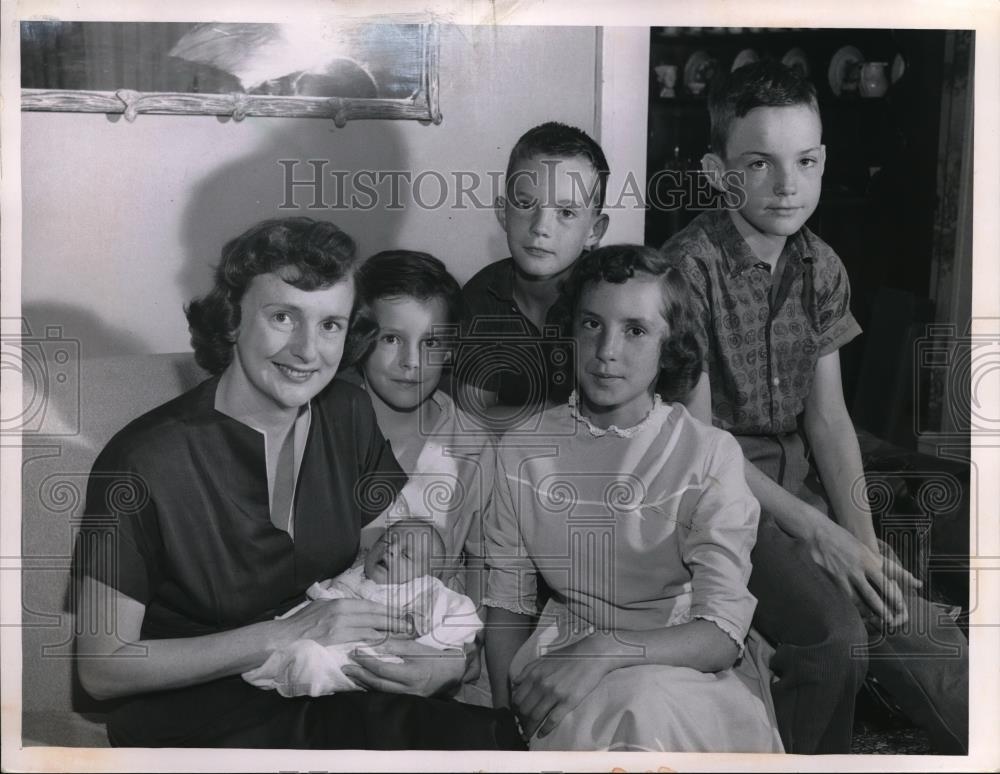 1960 Press Photo Mrs. Janet Henry and Children - neb61032 - Historic Images