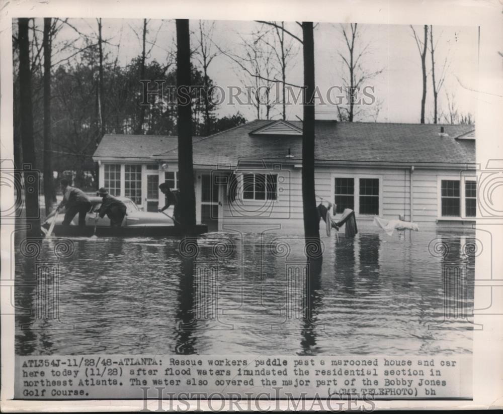 1948 Press Photo rescue workers paddle past home in flooded NE Atlanta - Historic Images