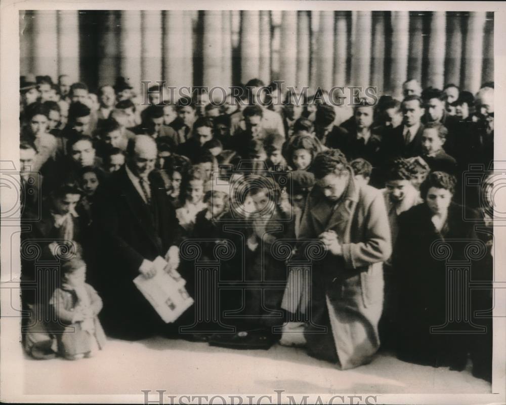 1939 Press Photo Rome Crowds Pray After Death Of Pope Pious XI - Historic Images