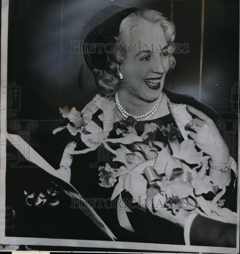 1955 Press Photo Anita Manville all smiles after divorce proceeding w/ former - Historic Images