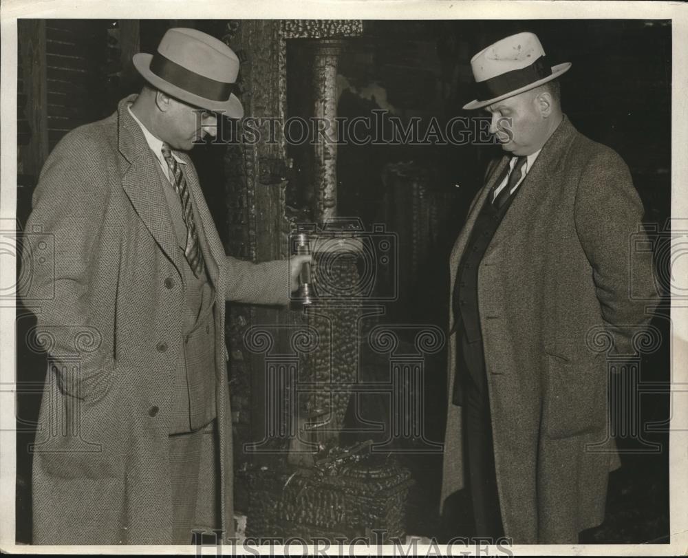 1931 Press Photo Det Fred Blazer &amp; Sgt Emil Smetane inspecting the scene where - Historic Images