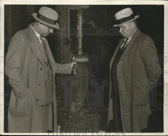 1931 Press Photo Det Fred Blazer & Sgt Emil Smetane inspecting the scene where - Historic Images
