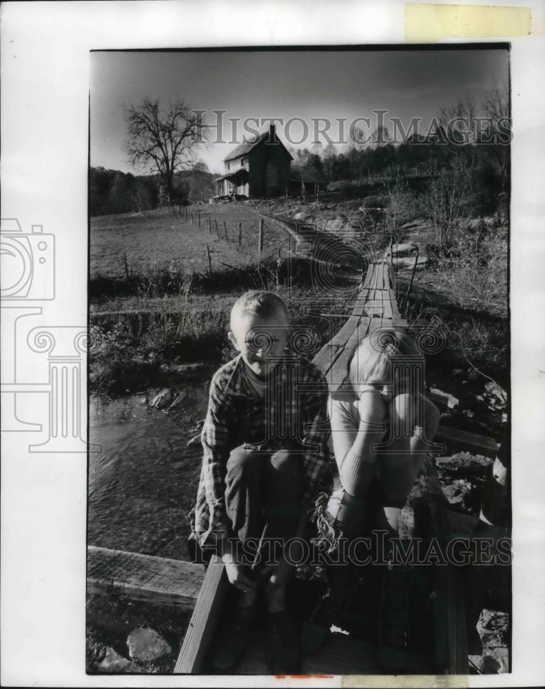 1969 Press Photo Two Schaffer Children sit on the foot bridge across their House - Historic Images