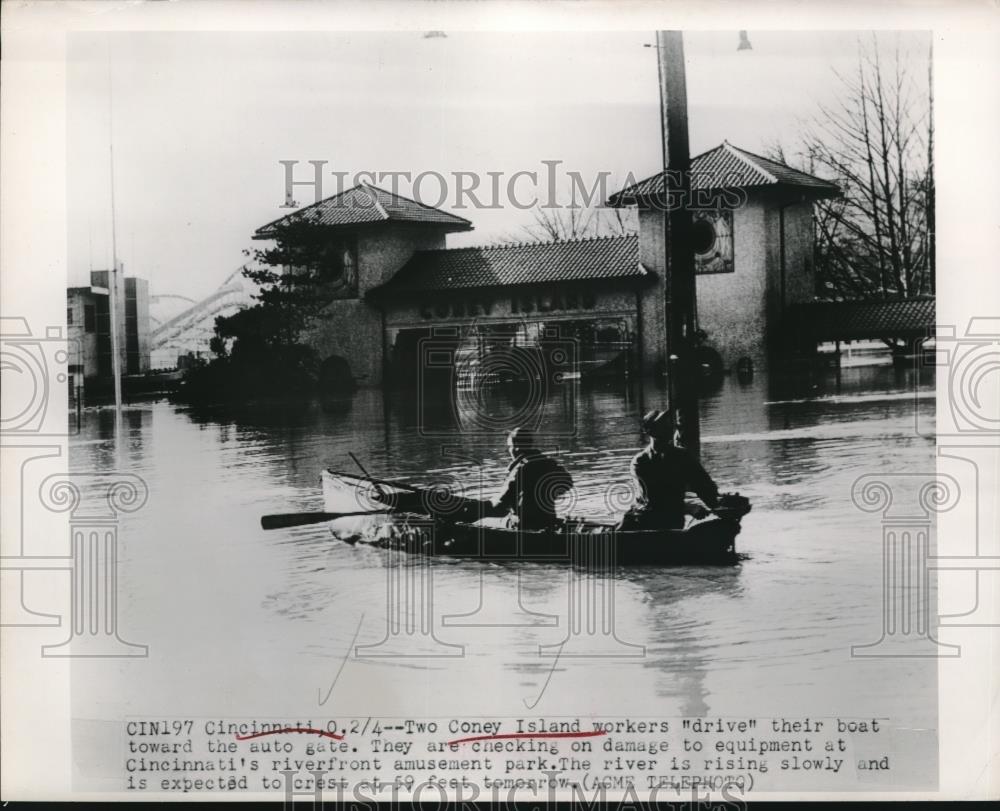 1950 Press Photo 2 Coney Island workers driving their boat toward the auto gate - Historic Images