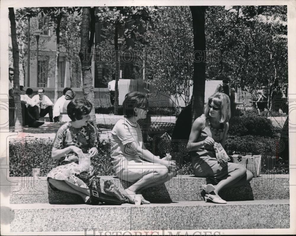 1965 Press Photo Judy Reis, Sheila Franklin &amp; Marlene Wilson employees of Ohio - Historic Images