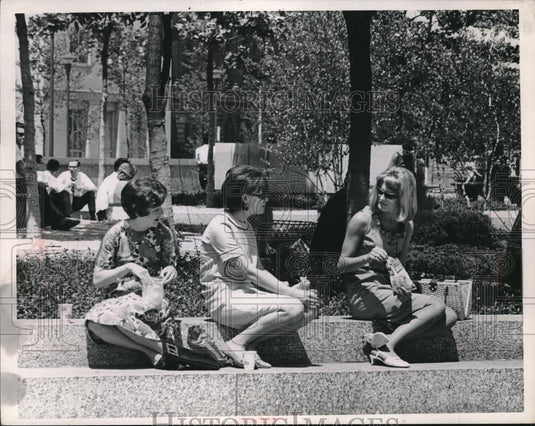 1965 Press Photo Judy Reis, Sheila Franklin & Marlene Wilson employees of Ohio - Historic Images