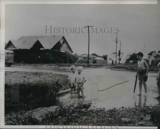 1936 Press Photo Children in Amarillo Texas played in Flooded Streets. - Historic Images