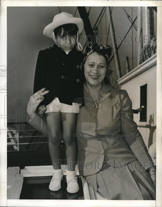 1941 Press Photo Marguerite Alexandrakis & her son Manuel aboard the SS - Historic Images