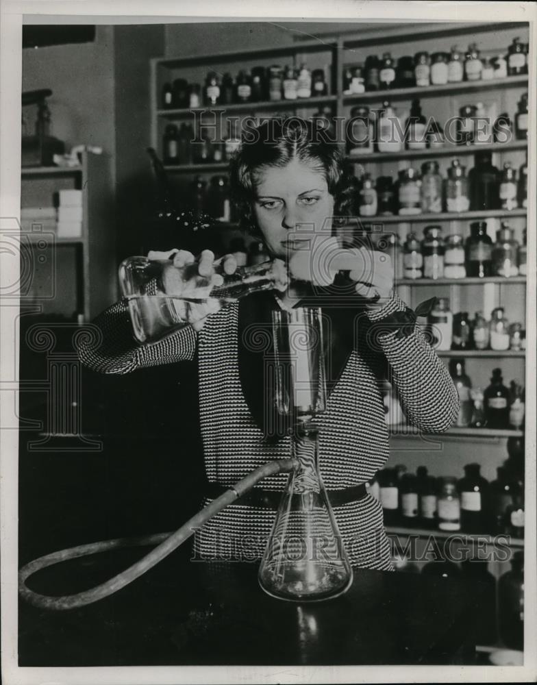 1938 Press Photo Aimee Wilcox of the National Institute of Health working - Historic Images