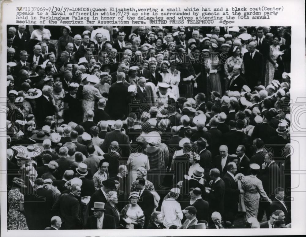 1957 Press Photo Buckingham Palace, London Queen Elizabeth &amp; guests - Historic Images