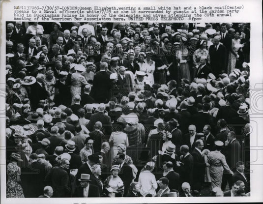 1957 Press Photo Buckingham Palace, London Queen Elizabeth & guests - Historic Images