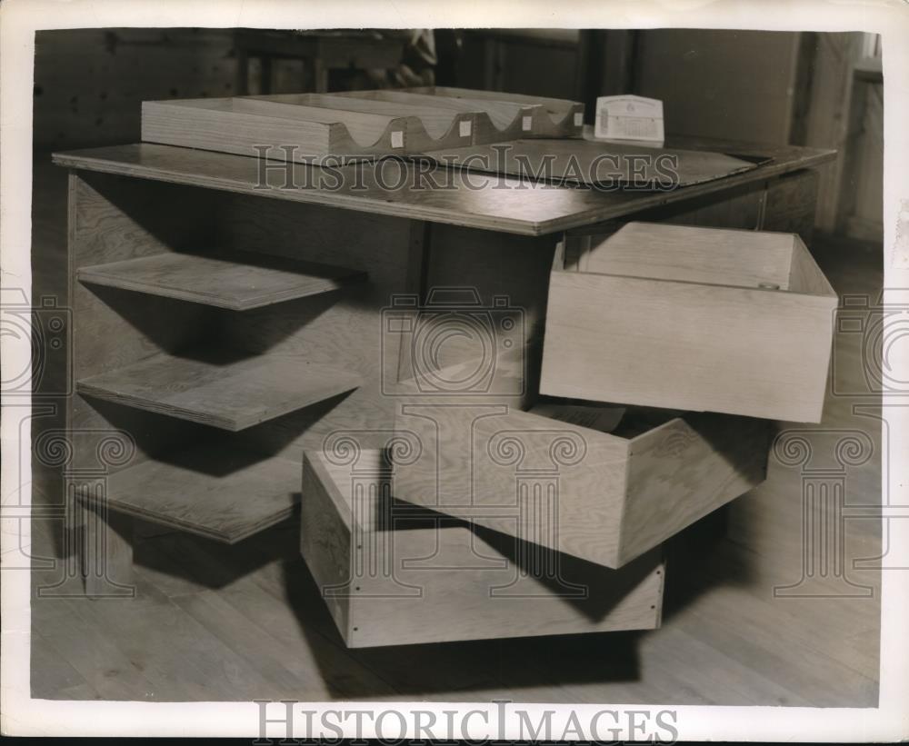 1942 Press Photo Ultra plain desk used in the new Combat Crew School at - Historic Images