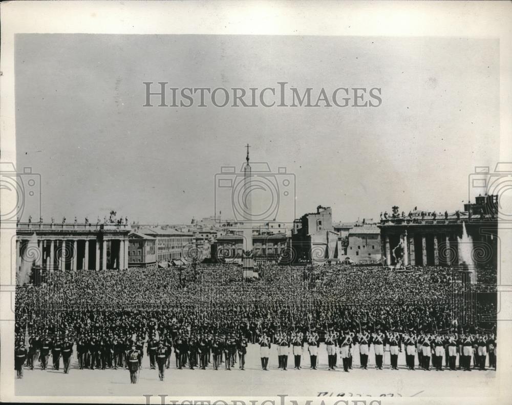 1933 Press Photo Two hundred thousand pilgrims gathered at the Plaza at St Peter - Historic Images