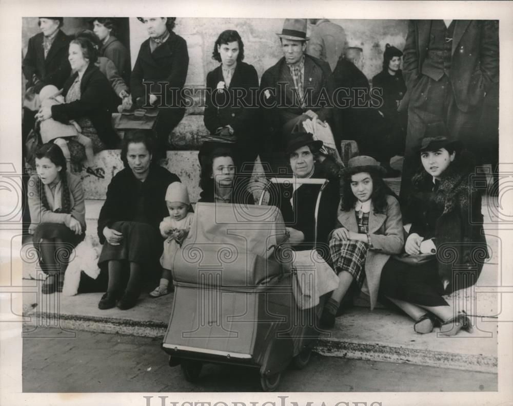 1939 Press Photo Crowd Waits Outside St Peters Cathedral To Pay Tribute - Historic Images