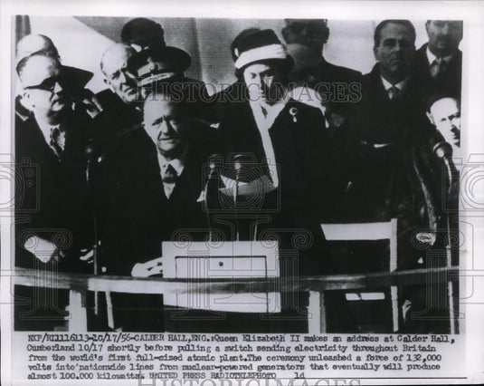 1956 Press Photo Queen Elizabeth II Gives Address At Calder Hall Dedicating - Historic Images