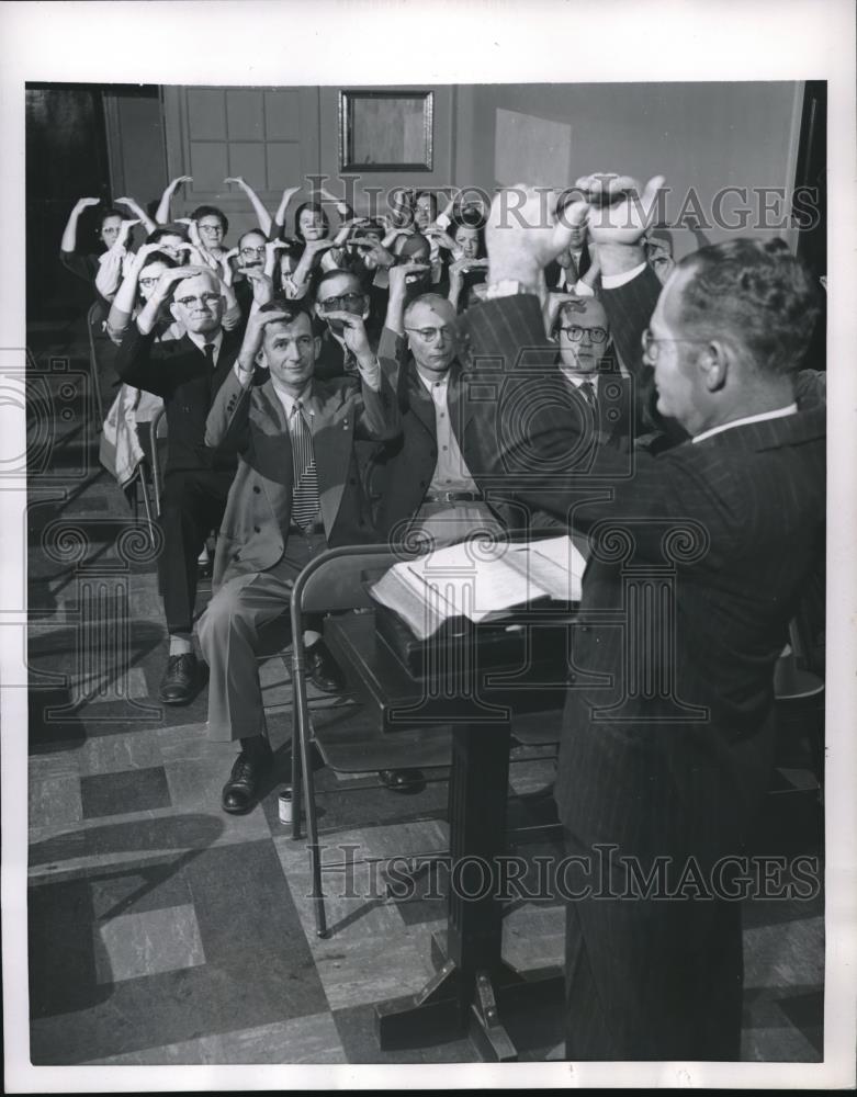 1954 Press Photo Rev. Landon leading Sunday School class for the deaf - Historic Images