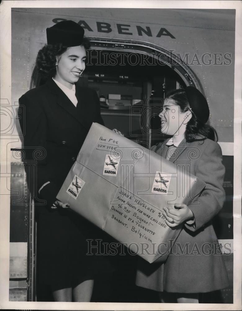 1947 Press Photo Actress Joan Lazer giving gift to children overseas - Historic Images