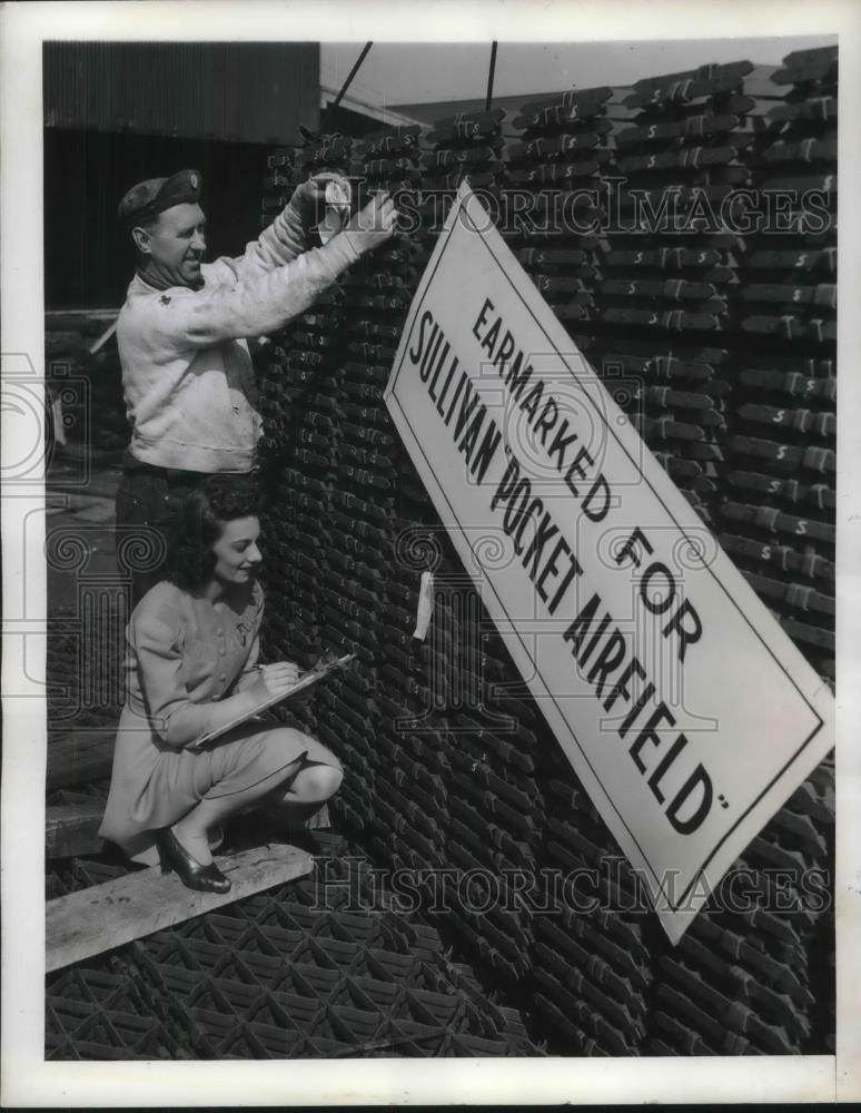 1943 Press Photo Phyllis Orza Patrick Noone Irving Grating Co - Historic Images