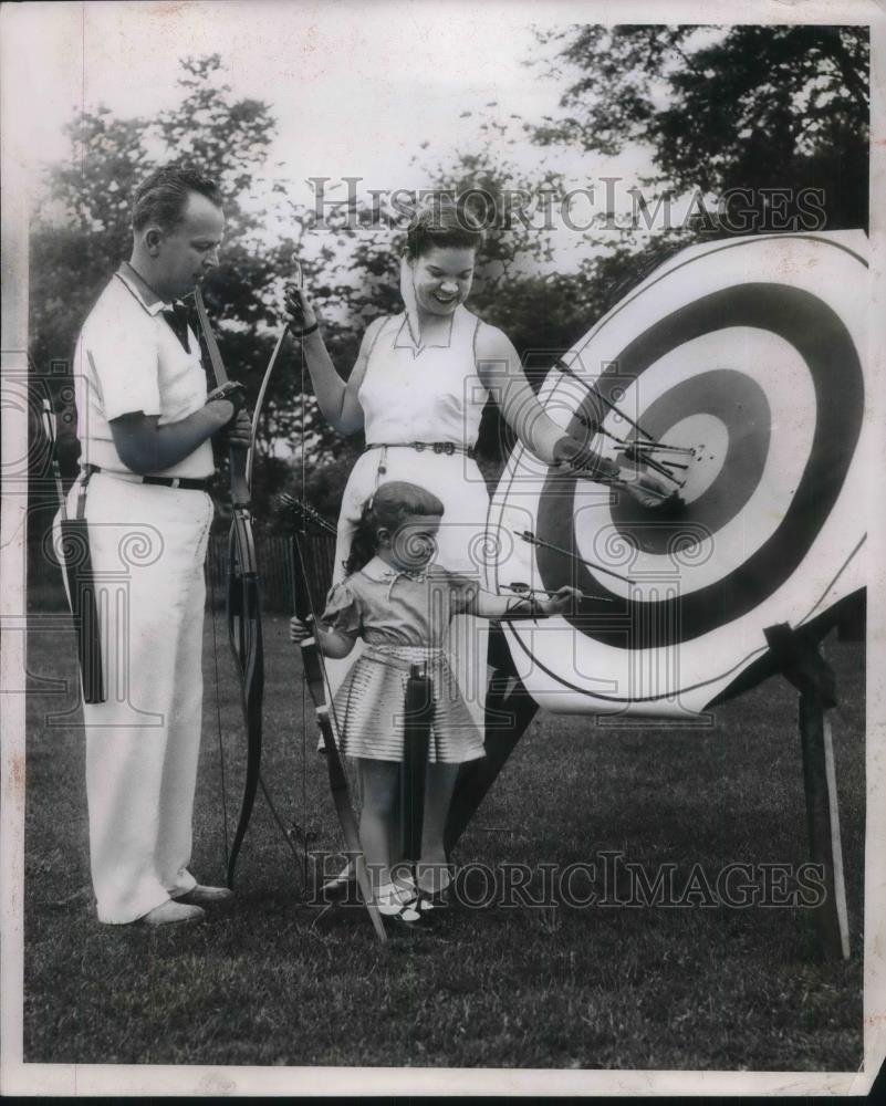 1954 Press Photo Charles &amp; Elaine Fallon with Daughter Robbee of Chiacgo - Historic Images