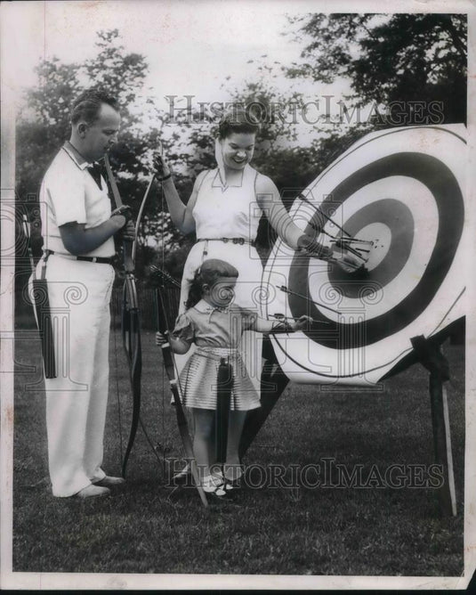 1954 Press Photo Charles & Elaine Fallon with Daughter Robbee of Chiacgo - Historic Images
