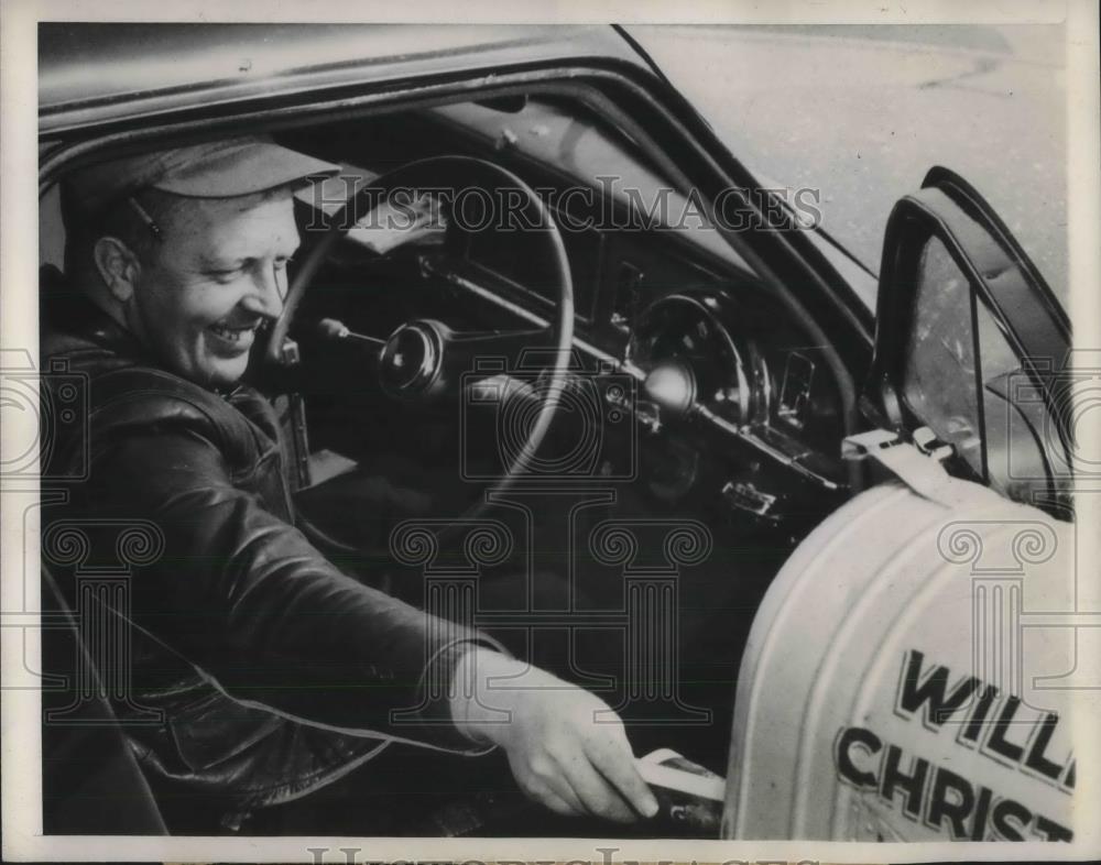 1950 Press Photo Carbon Cliff, Ill postman Harry Nielsen in right hand drive car - Historic Images