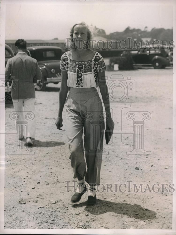 1936 Press Photo Mrs. Nicholas Ludington at bailey beach - Historic Images