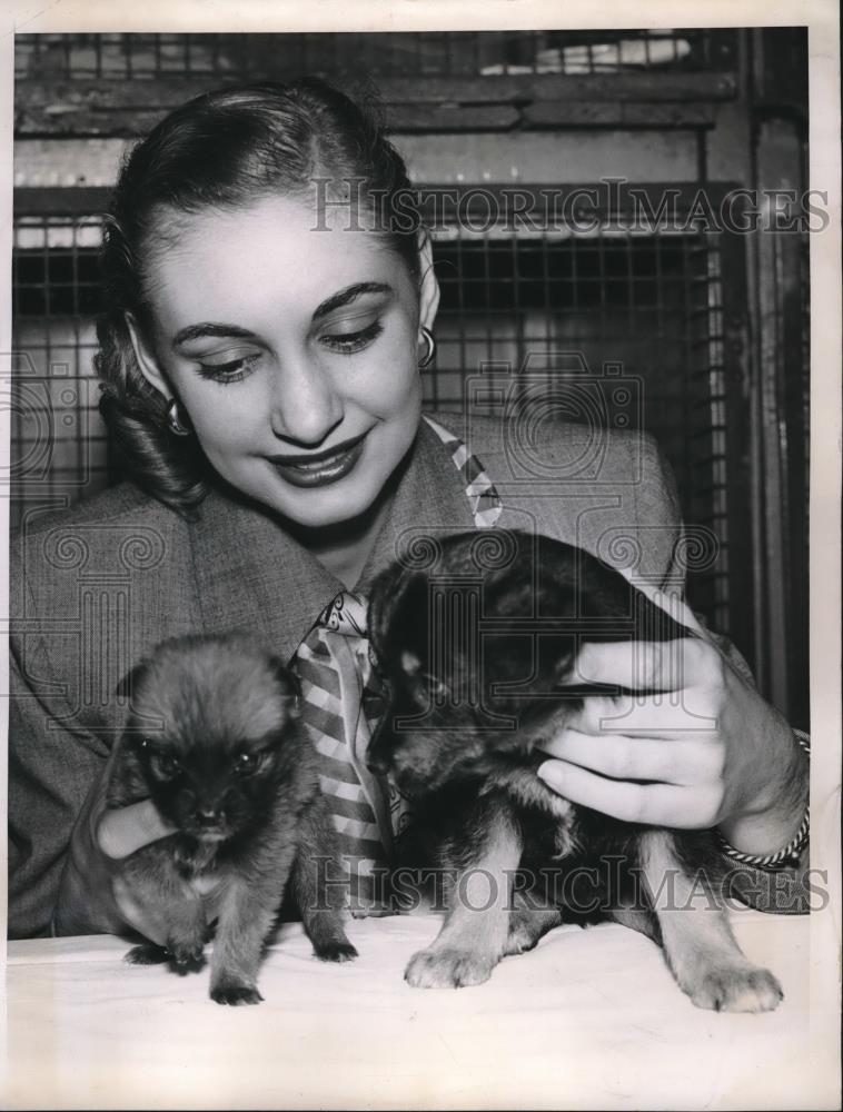 1947 Press Photo Lorraine Gorman An Estelle Compton Model with Puppy - Historic Images