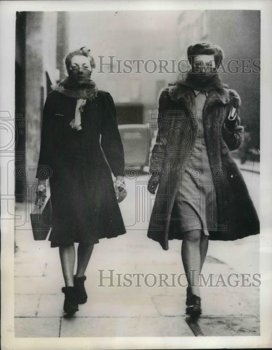 1941 Press Photo Barbara Maddock & Glenda Scott Wrapped in Scarf for London Wind - Historic Images
