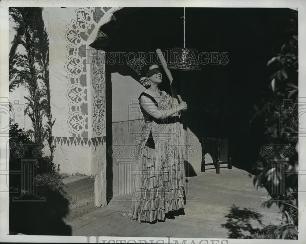 1933 Press Photo Senorita Nevares is Shown &quot;Breaking the Pinata&quot; - Historic Images
