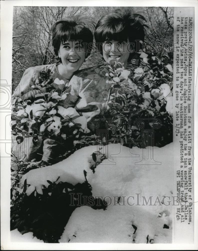 1966 Press Photo Joyce and Janice Hechtman returning to Dallas to visit - Historic Images