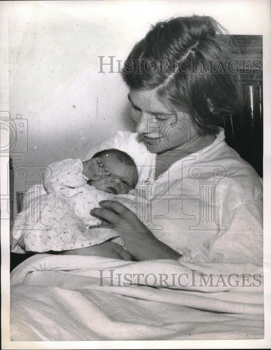 1955 Press Photo Silvana Cicilati and son Angiolo youngest Italian mom - Historic Images