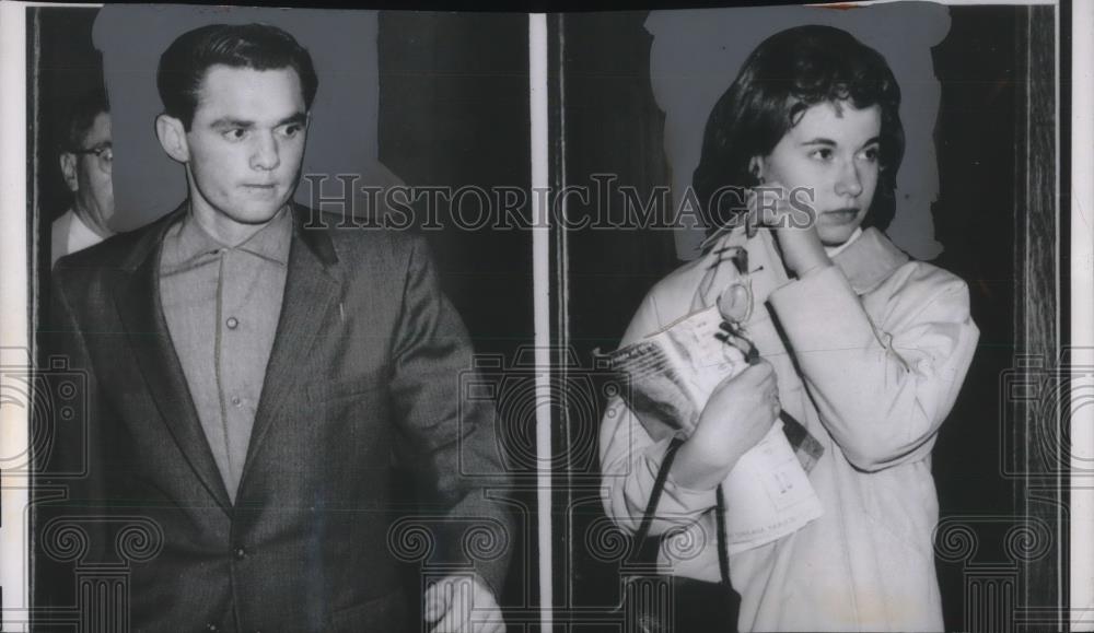 1958 Press Photo Pvt. Alfred Gust, Girlfriend Pat Grimes, In Portland Court Room - Historic Images