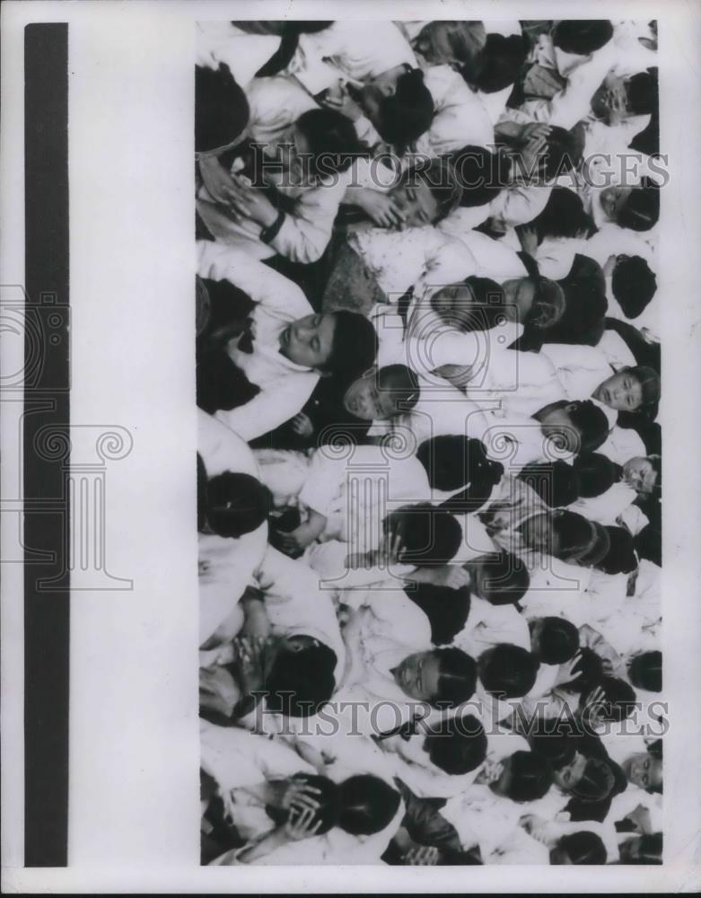 1950 Press Photo Women and Children gathered - Historic Images