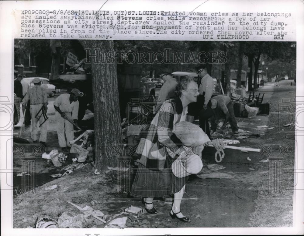 1962 Press Photo St Louis Evicted Ellen Stevens recovers belongings - Historic Images