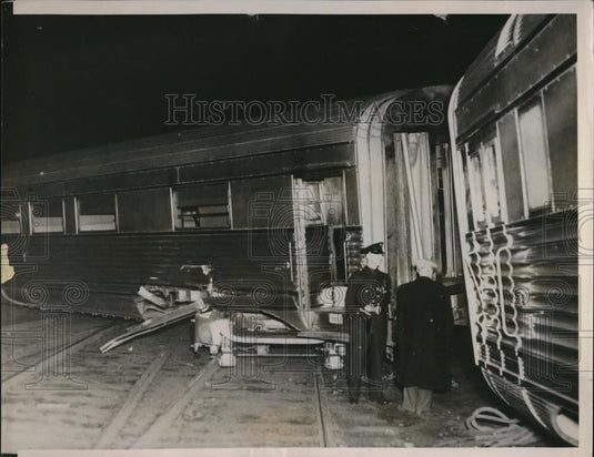 1936 Press Photo Stream Lined Chicago Denver Diesel Train When It Was Sideswiped - Historic Images