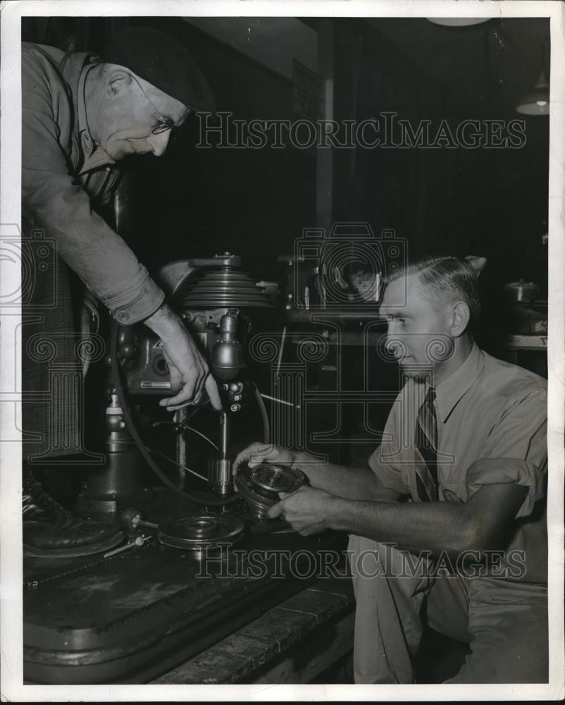 1941 Press Photo John Paul La Buhn, 50,000th Employee of Lockhead Aircraft Corp. - Historic Images